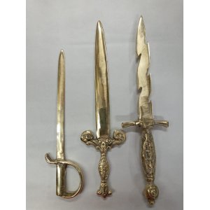 Llaves y espadas de bronce